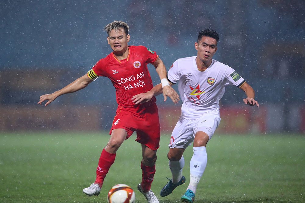 Với việc mua hàng loạt ngôi sao, câu lạc bộ Công an Hà Nội (bên trái) đang bay cao tại V-League 2023. Ảnh: P.N	