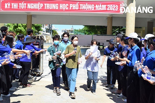 Thí sinh được tình nguyện viên phát nước uống tại điểm thi Trường THPT Phan Chu Trinh sau khi hoàn thành bài thi.