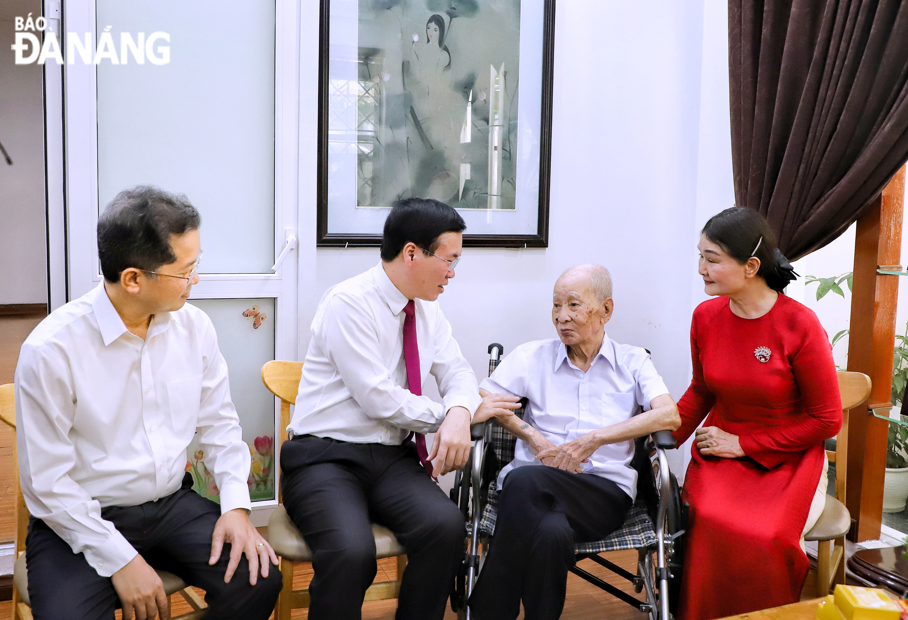 President Vo Van Thuong (2nd, left) and Secretary of the Da Nang Party Committee Nguyen Van Quang (left) giving spiritual encouragement to the family of People's Teacher Nguyen Trong Hoang. Photo: NGOC PHU