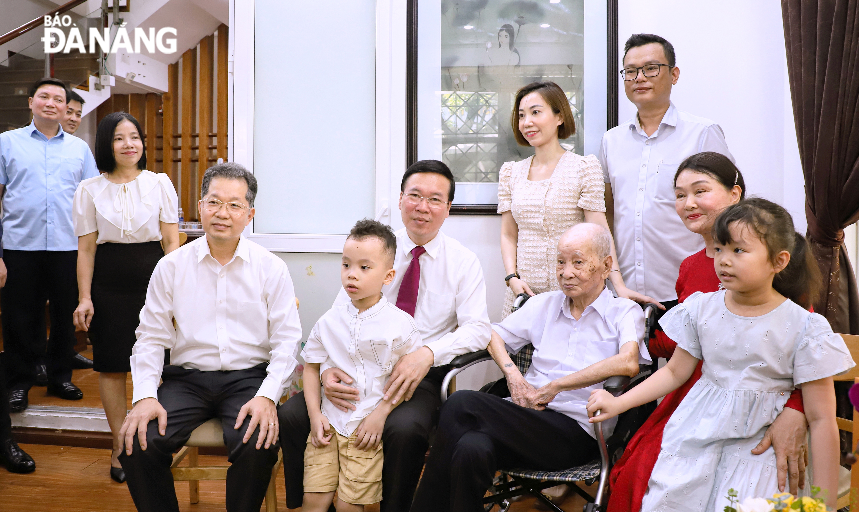 President Vo Van Thuong (3rd, front row, left) and Secretary of the Da Nang Party Committee Nguyen Van Quang (sitting in front row, first left) taking a photo with the family of People's Teacher Nguyen Trong Hoang. Photo: NGOC PHU