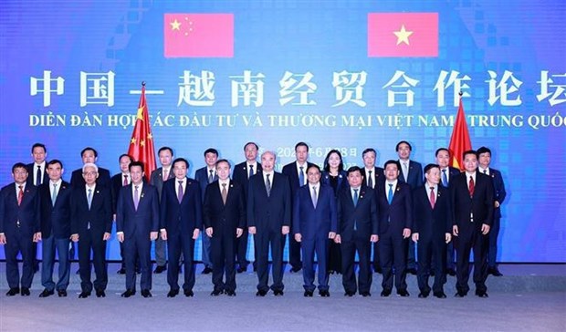 Prime Minister Pham Minh Chinh (fifth from right, first line) and other delegates at Vietnam - China Trade and Investment Cooperation Forum (Photo: VNA)