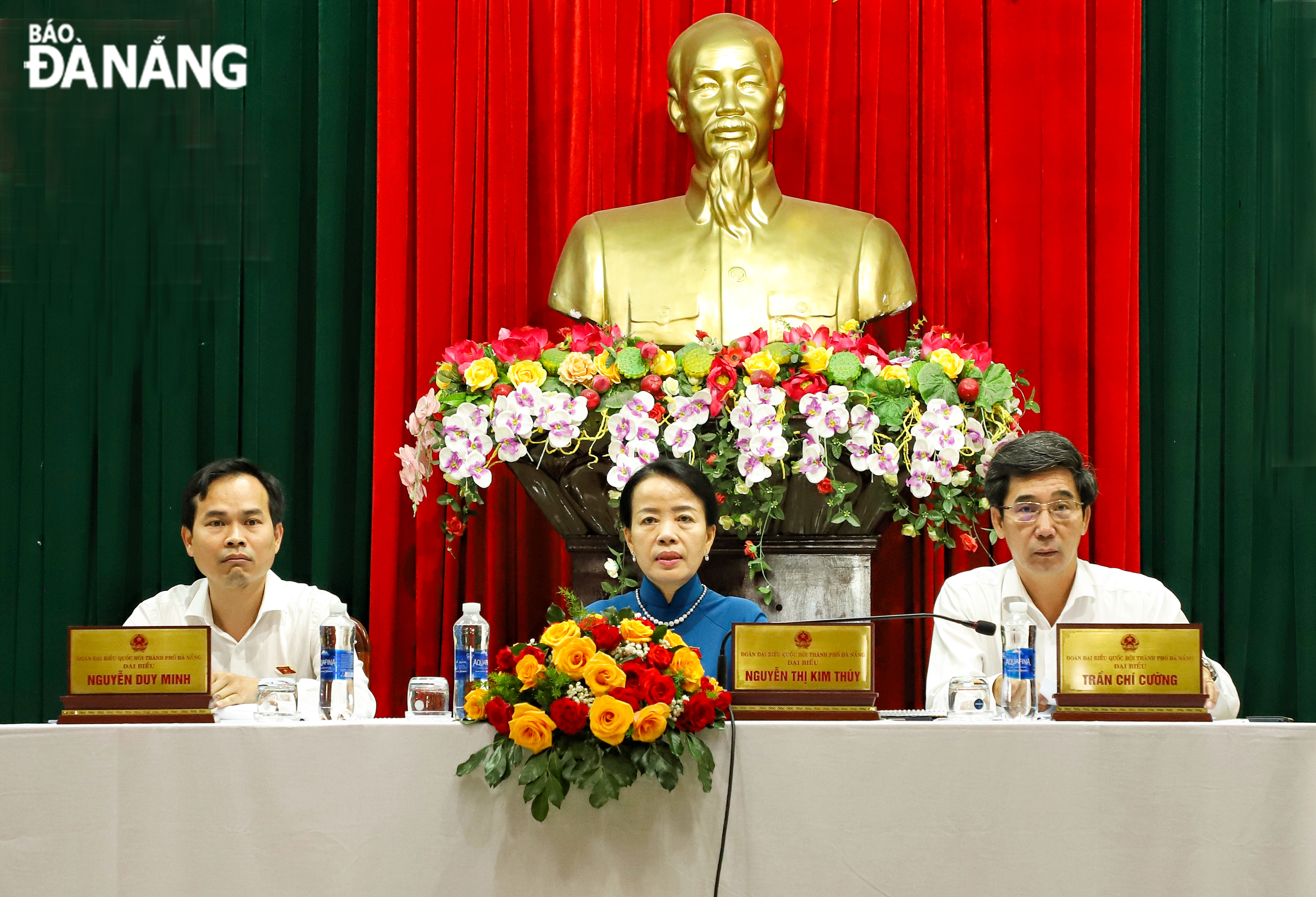 Đại biểu Nguyễn Thị Kim Thúy (giữa), Trần Chí Cường (bên phải) và Nguyễn Duy Minh (bên trái) tiếp xúc cử tri tại quận Cẩm Lệ. Ảnh: NGỌC PHÚ