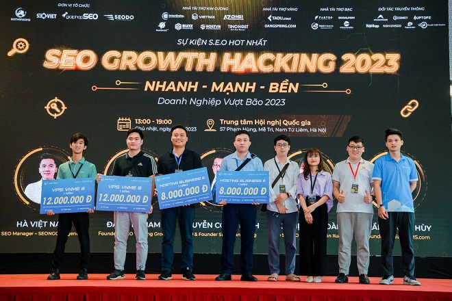 Trao quà như nhà tài trợ Vietnix cho khán giả tham dự Event.