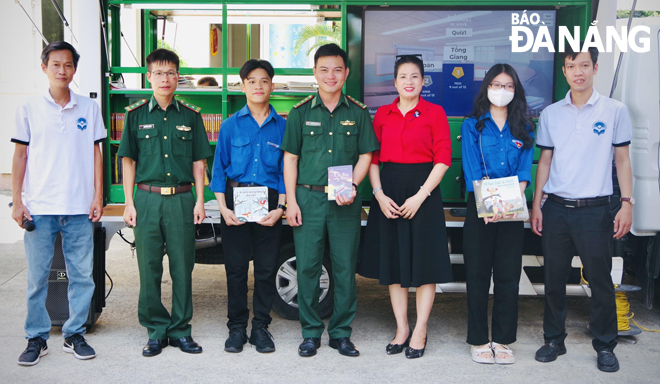 Cán bộ, chiến sĩ Đồn Biên phòng Phú Lộc (Bộ đội Biên phòng thành phố Đà Nẵng) và đoàn viên, thanh niên địa phương tại buổi tiếp nhận sách, tài liệu thông tin tuyên truyền từ Thư viện Khoa học Tổng hợp thành phố Đà Nẵng.