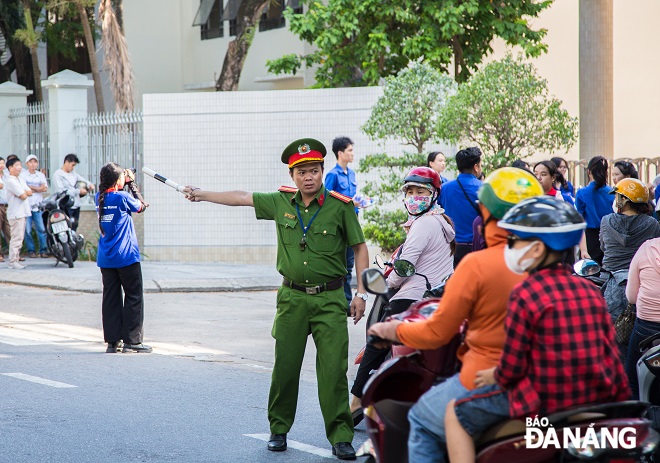 Lực lượng chức năng có mặt trên tất cả các điểm thi để điều phối trật tự ATGT.