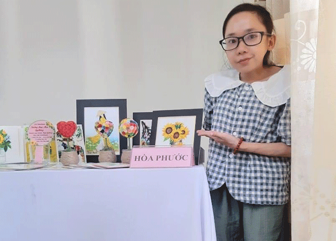 Ms. Ho Thi Lang won the first prize for her quilled paper pictures at the 2023 start-up idea competition. Photo: NVCC