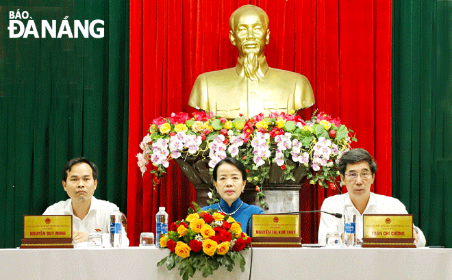 Đại biểu Nguyễn Thị Kim Thúy (giữa), Trần Chí Cường (bên phải) và Nguyễn Duy Minh tiếp xúc cử tri tại quận Cẩm Lệ. Ảnh: NGỌC PHÚ