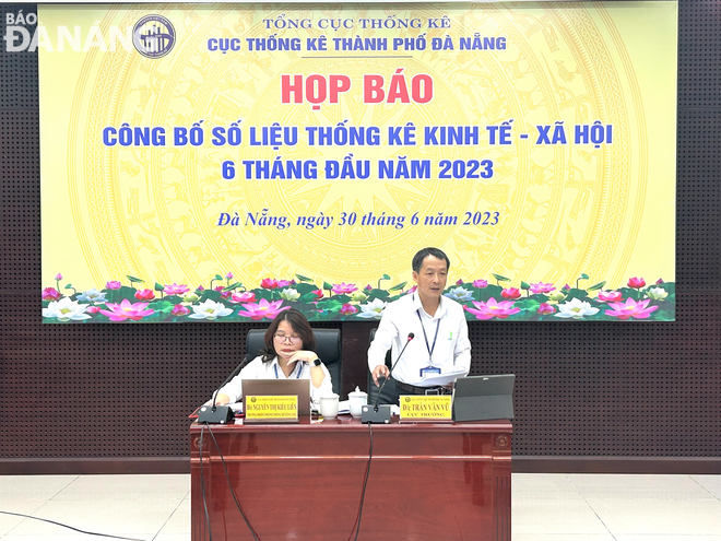 Director of the Da Nang Statistical Department Tran Van Vu announced the city's socio-economic data for the first 6 months of 2023. Photo: M.Q