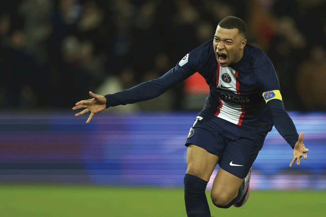 Kylian Mbappe đang tạo sức ép lên PSG về chuyện đi hay ở. Ảnh: AP