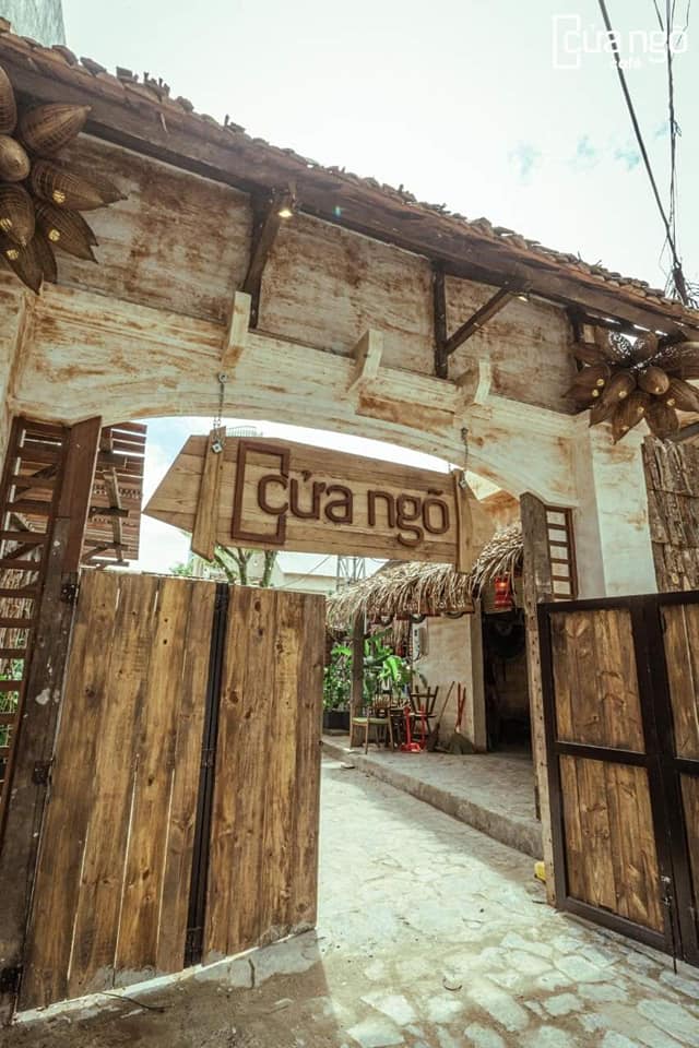 The characteristics of the Northwest region are reflected right from the entrance to the Cua Ngo Café. Photo: H.L