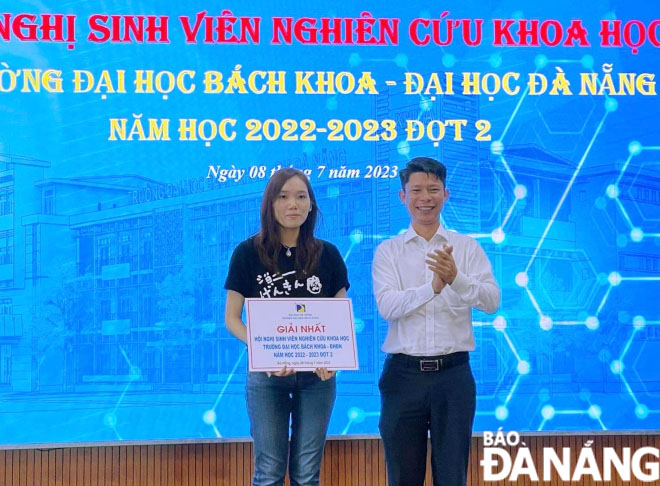 Trao giải thưởng sinh viên nghiên cứu khoa học