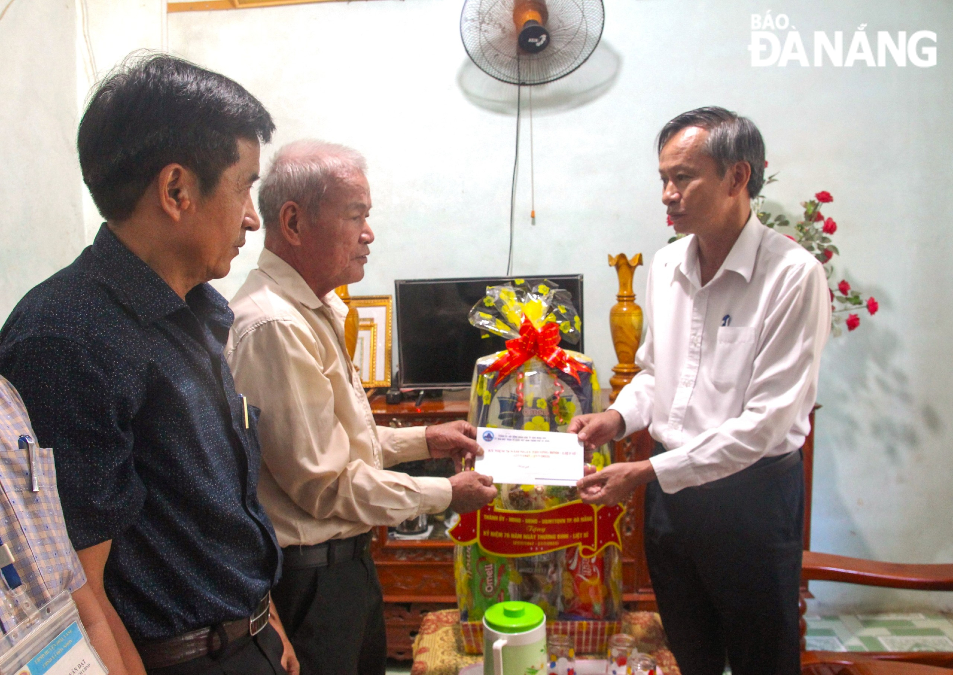 Trưởng ban Tuyên giáo Thành ủy Đoàn Ngọc Hùng Anh thăm, tặng quà các thương binh
