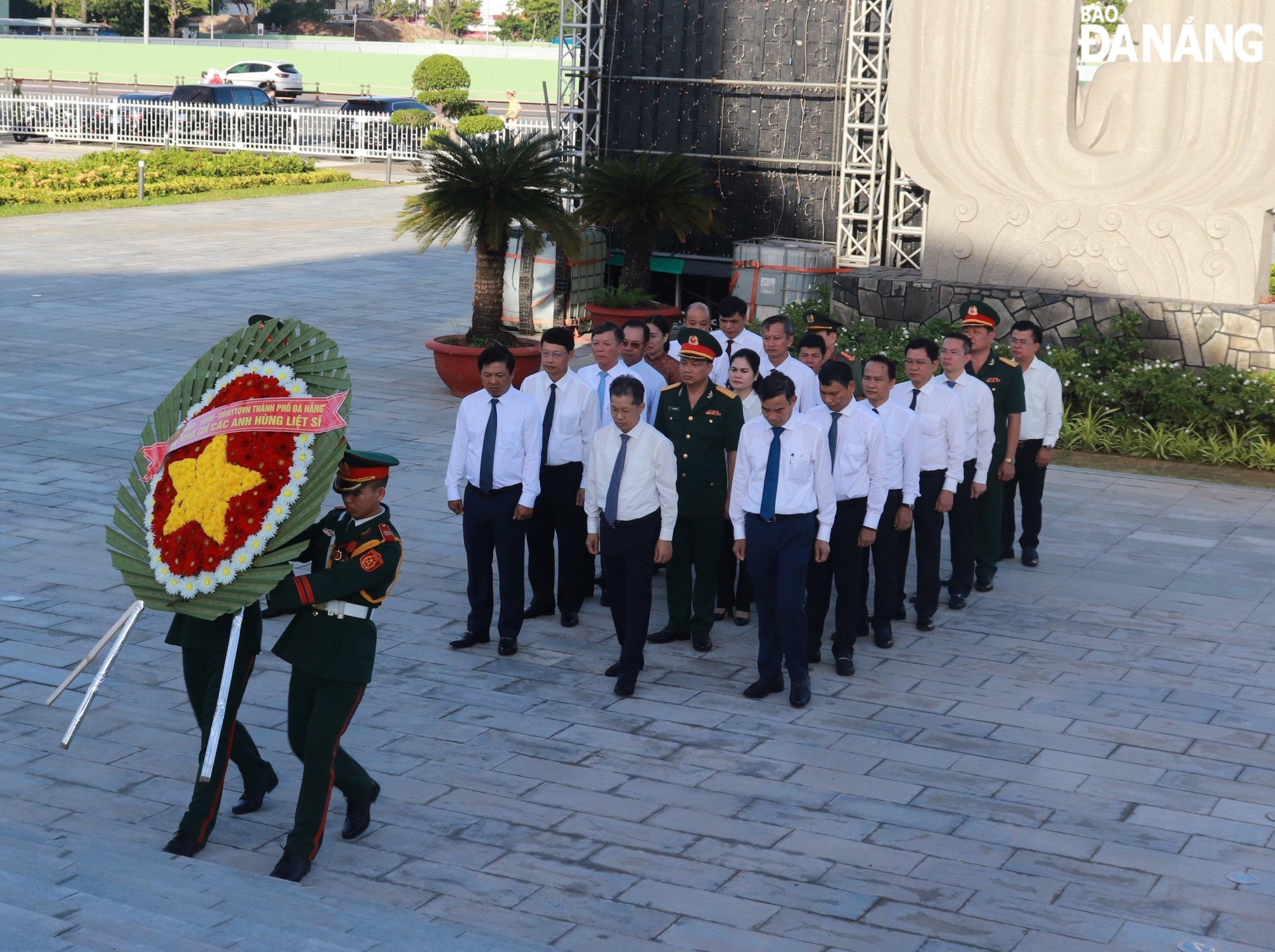 Lãnh đạo thành phố dâng hương tưởng niệm các anh hùng, liệt sĩ