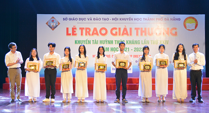 38 học sinh được trao giải khuyến tài Huỳnh Thúc Kháng