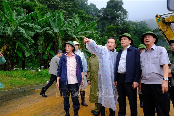 Phó Thủ tướng Trần Lưu Quang khảo sát hiện trường vụ sạt lở tại đèo Bảo Lộc