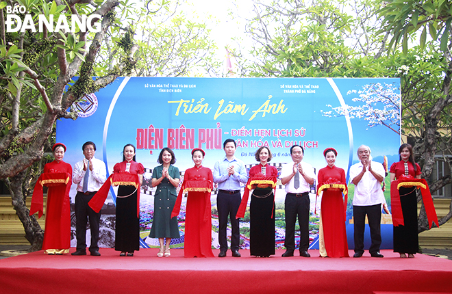 Delegates cut the ribbon to open the photo exhibition 'Dien Bien Phu - A rendezvous for history, culture and tourism'. Photo: X.D