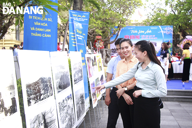 The exhibition introduces the people of Da Nang in particular and tourists in general about the role and meaning of the 1954 Dien Bien Phu Victory. Photo: X.D