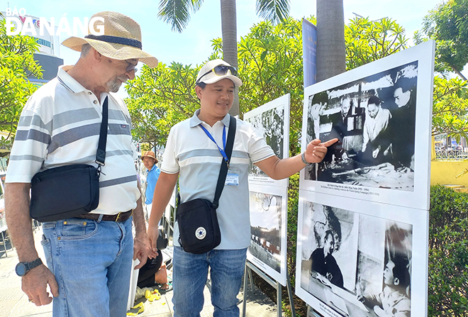 Visitors to the photo exhibition at the Da Nang Museum of Cham Sculpture. Photo: X.D