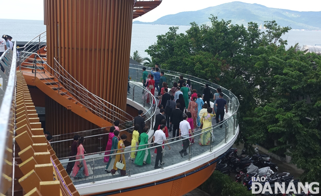 A large number of guests and people move to the pedestrian bridge