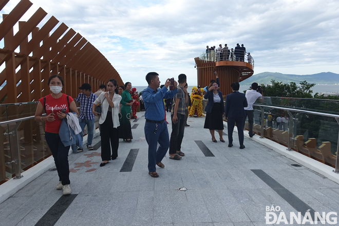 The spacious pedestrian overpass has a beautiful shape and an observation deck