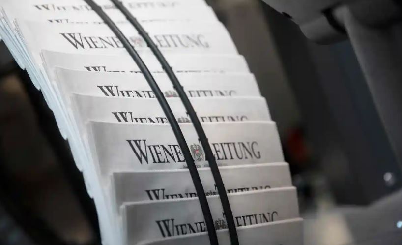 Ấn bản cuối cùng của tờ Wiener Zeitung được xuất xưởng ở Vienna. Ảnh: AFP