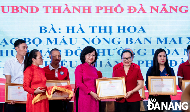 Phó Chủ tịch UBND thành phố Ngô Thị Kim Yến trao bằng khen của Chủ tịch UBND thành phố cho người hiến máu tình nguyện tiêu biểu năm 2022. Ảnh: X.D