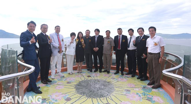 Representatives of Da Nang's leaders, the National Assembly's Foreign Affairs Committee, and the Japanese Embassy in Viet Nam, plus some Japanese guests taking a souvenir photo at the observation deck of the Japanese-style pedestrian overpass. Photo: H.H