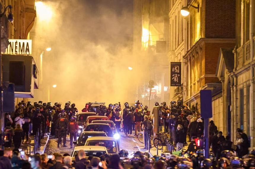 Biểu tình bạo lực tại Pháp sau vụ cảnh sát bắn chết một thanh niên. Ảnh: Reuters
