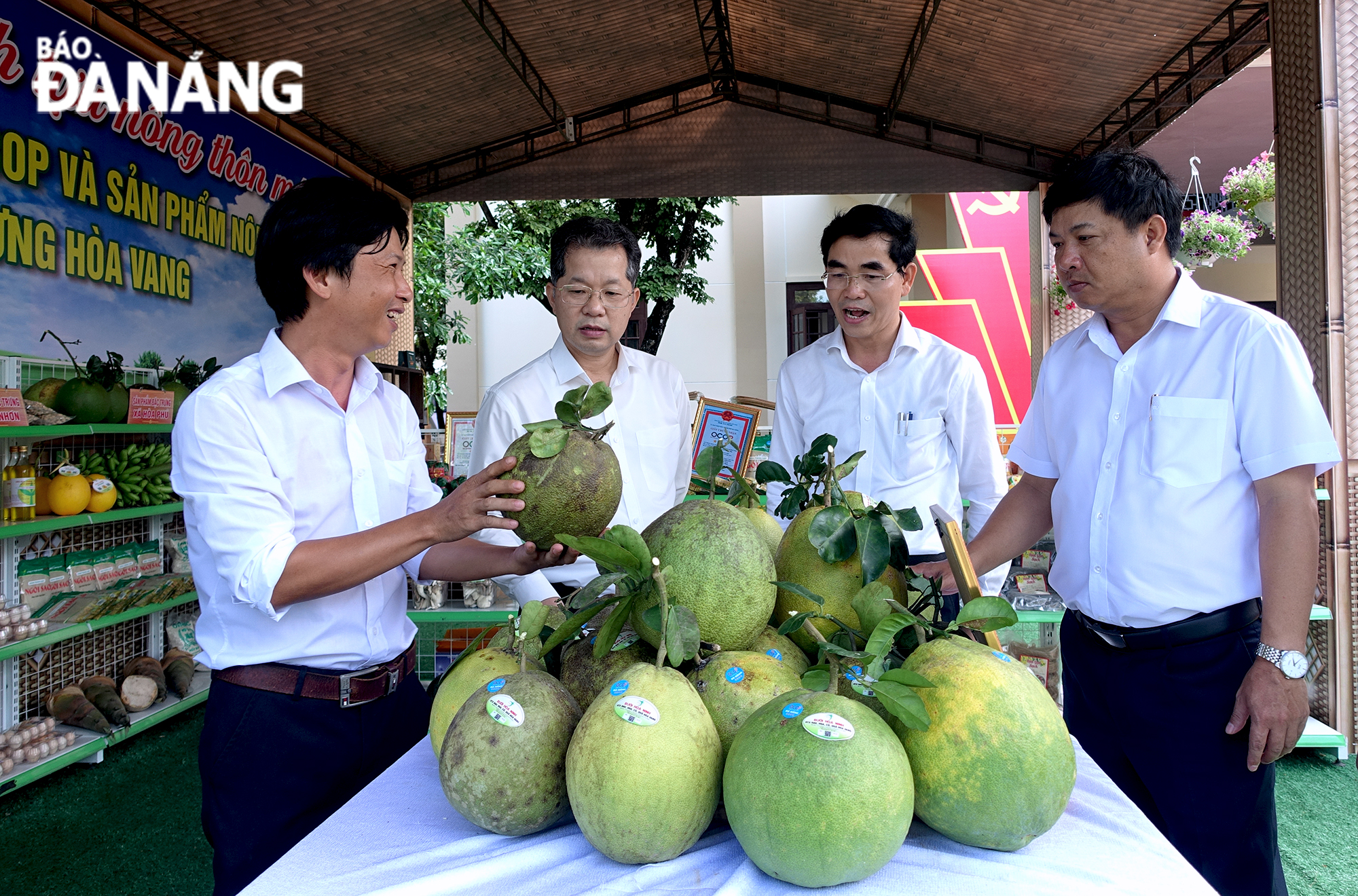 Bí thư Thành ủy Nguyễn Văn Quảng và Phó Bí thư Thường trực Thành ủy Lương Nguyễn Minh Triết tham quan gian hàng trưng bày nông sản, sản phẩm OCOP của huyện Hòa Vang. Ảnh: HOÀNG HIỆP