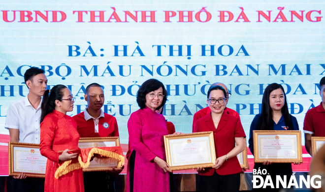 Vice Chairwoman of the Da Nang People's Committee Ngo Thi Kim Yen (fourth, left) presenting Certificates of Merit from the Chairman of the municipal People's Committee to typical voluntary blood donors in 2022. Photo: X.D 