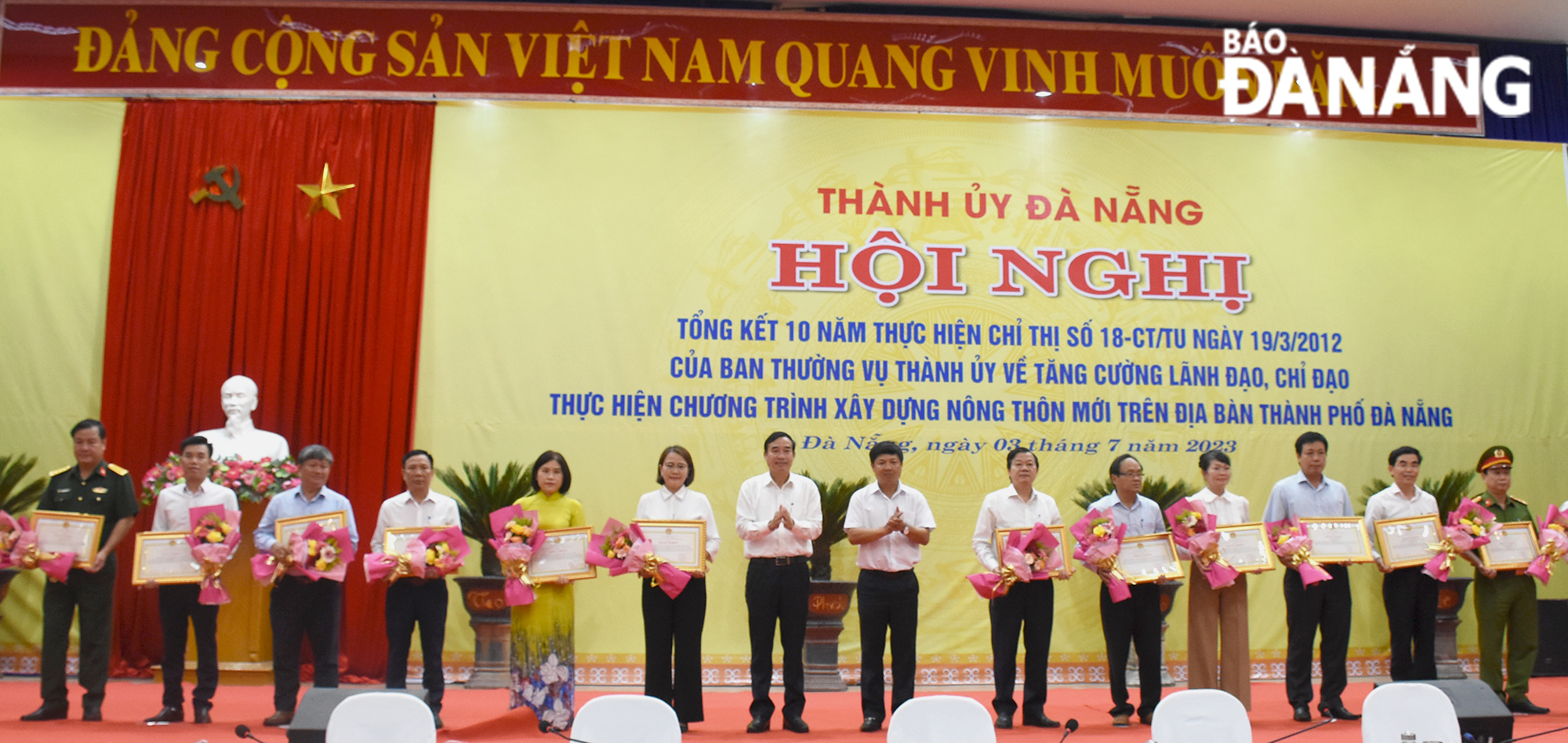 Phó Bí thư Thường trực Thành ủy, Chủ tịch HĐND thành phố Lương Nguyễn Minh Triết (thứ 8 từ trái sang) và Chủ tịch UBND thành phố Lê Trung Chinh (thứ 7 từ trái sang) tặng bằng khen cho cho các tập thể. Ảnh: HOÀNG HIỆP