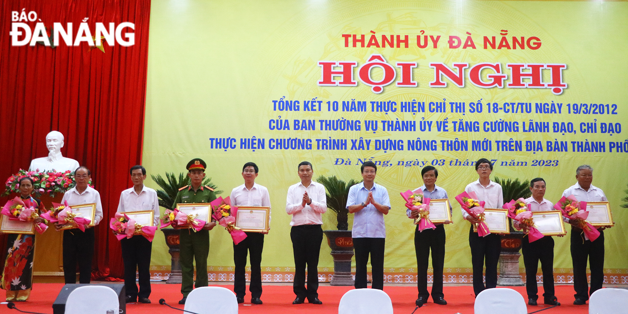 Chủ tịch Ủy ban MTTQ Việt Nam thành phố Đà Nẵng Ngô Xuân Thắng (thứ 7 từ trái sang) và Phó Chủ tịch Thường trực UBND thành phố Hồ Kỳ Minh (thứ 6, từ trái sang) tặng bằng khen cho các cá nhân. Ảnh: VĂN HOÀNG