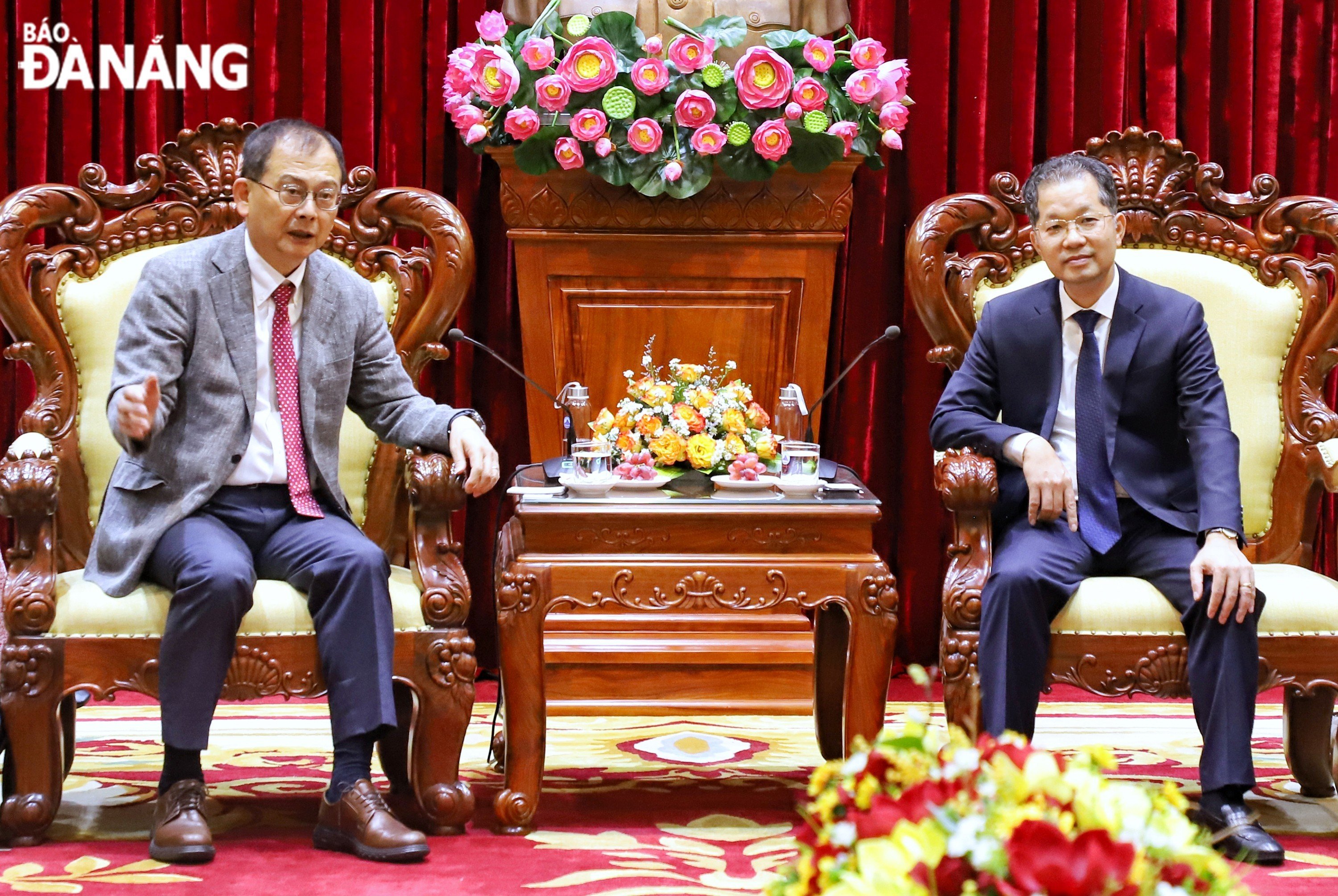 Da Nang Party Committee Secretary Nguyen Van Quang on Monday, President of the Japan-Viet Nam Friendship Association (JVFA) in Japan's Kansai region Tsuno Motonori 