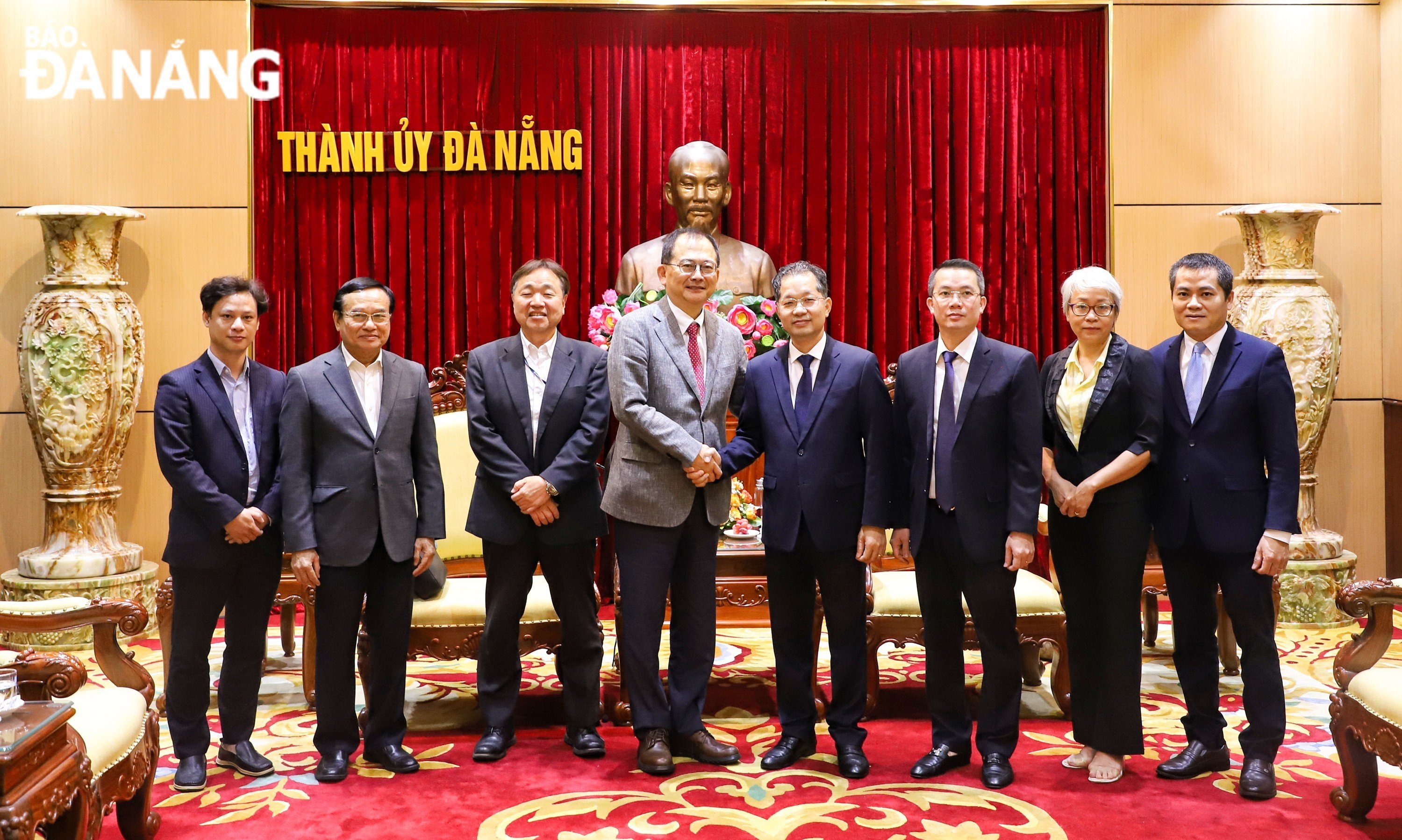 Leaders of Da Nang and Japan's Kansai region posing for a group photo