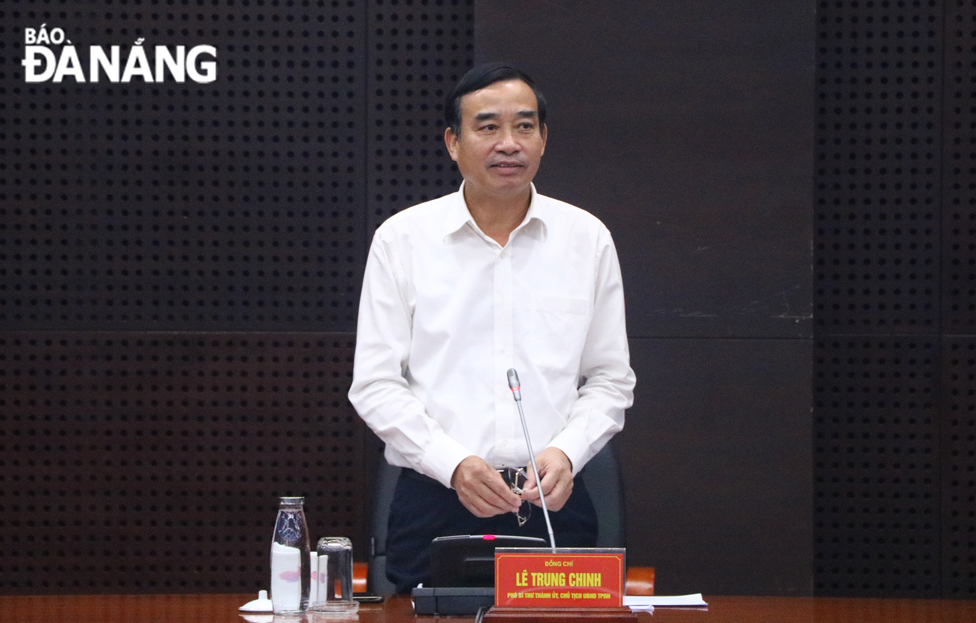 Municipal People's Committee Chairman Le Trung Chinh speaking at the Monday meeting