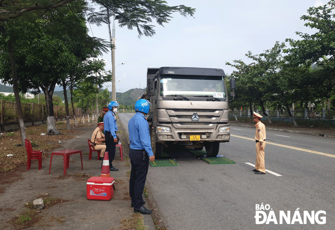 Lực lượng Thanh tra giao thông phối hợp với Cảnh sát giao thông tổ chức kiểm tra xe quá tải trọng. Ảnh: T.L