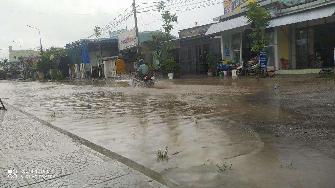 Tình trạng ngập tại tuyến đường ĐT601 gây khó khăn cho người tham gia giao thông.  Ảnh: Người dân cung cấp