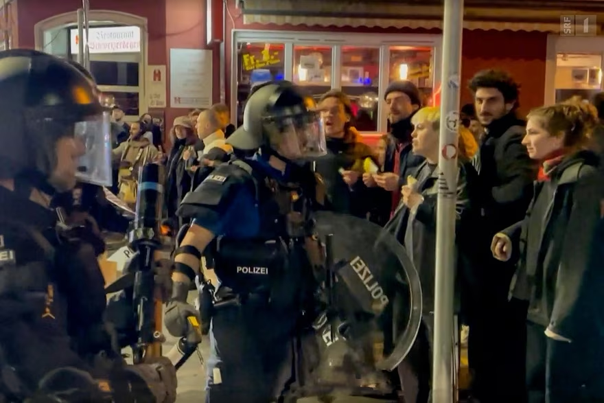 Cảnh sát Thụy Sĩ xử lý người biểu tình quá khích ở thành phố Zurich. Ảnh: Swissinfo