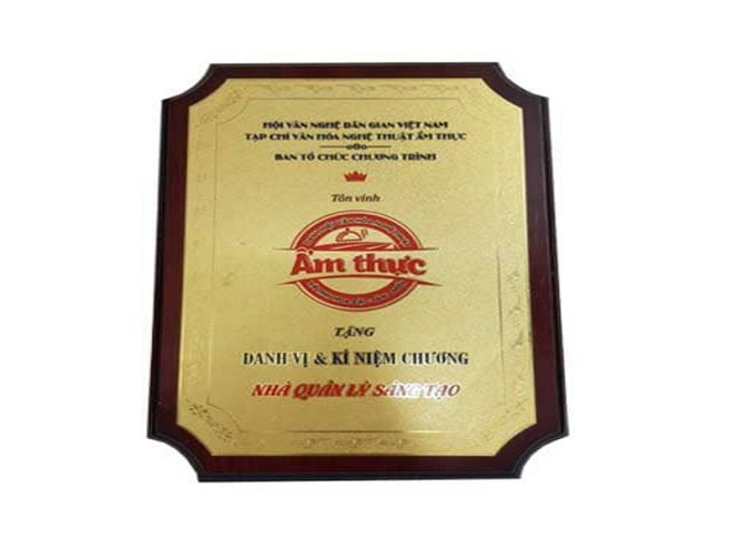 Alona - địa điểm thiết kế bảng vinh danh uy tín.