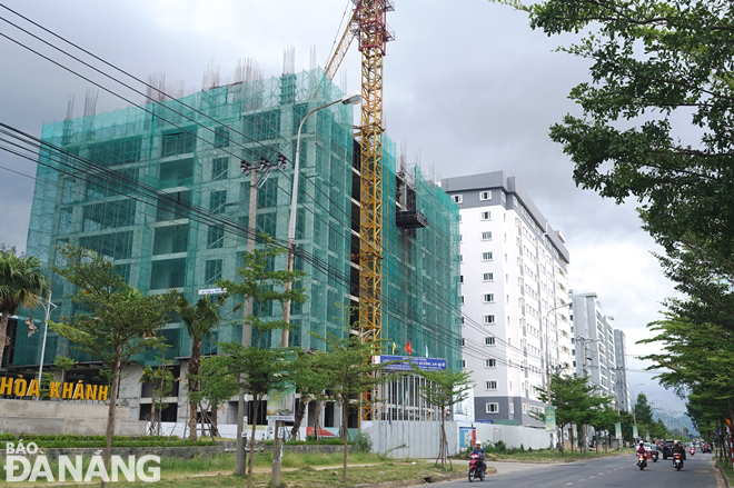Chủ đầu tư dự án Khu chung cư nhà ở xã hội ở Khu công nghiệp Hòa Khánh có nhu cầu vay vốn ưu đãi từ Chương trình tín dụng 120.000 tỷ đồng để thi công hoàn thành các khối nhà còn lại. Ảnh: HOÀNG HIỆP