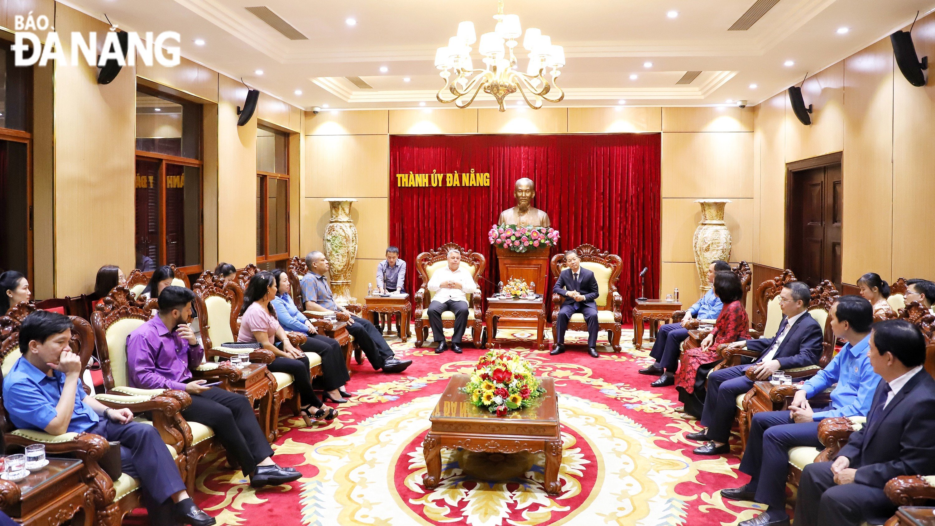 The meeting between Da Nang leaders and a high-ranking delegation of the Central Union of Cuban Workers in progress