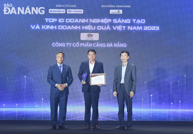 Mr. Phan Bao Loc (middle), a Member of the Board of Directors, a representative of leaders of Da Nang Port, received the Certificate of the organisers. Photo: G.M