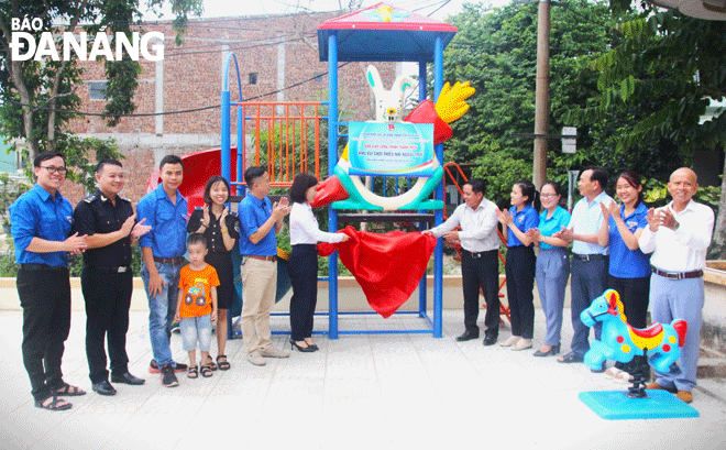 The inauguration of the VND105 million outdoor children's play area right next to the community house in Huong Phuoc Village, Hoa Lien Commune, Hoa Vang District. Photo: N.Q