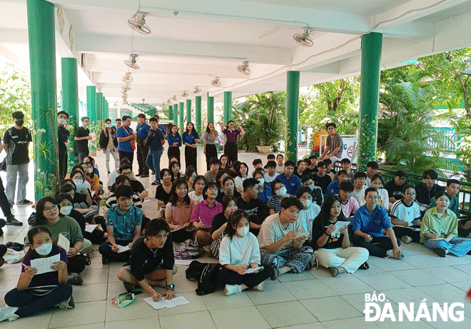 Một buổi học kỹ năng mềm miễn phí ở Trường Tiểu học Núi Thành trong dịp hè.  Ảnh: C.A