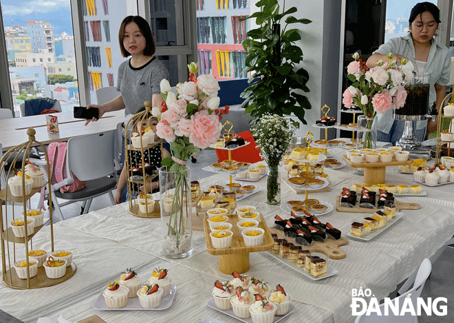 Miacake shop is increasing the promotion of products for birthday, tea parties Photo: H.H