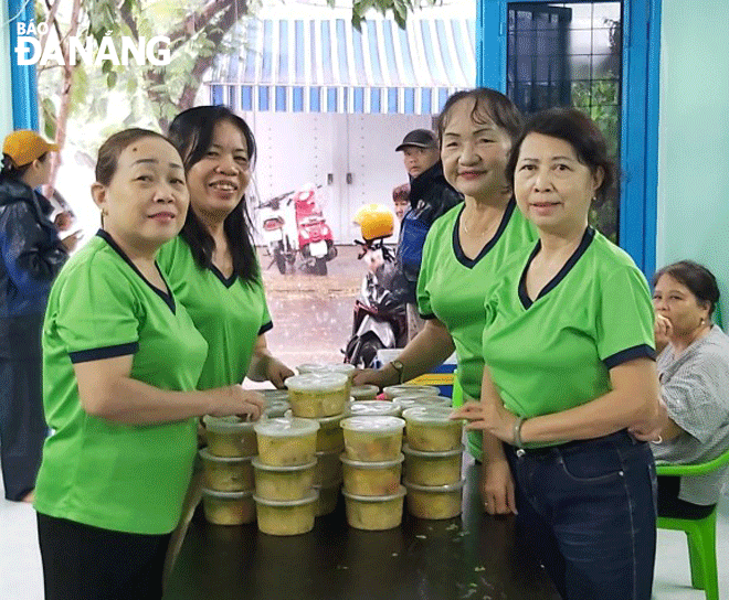 Chi hội Phụ nữ khu dân cư số 15 (phường Hòa An) vui vẻ thực hiện bếp ăn 0 đồng. Ảnh: H.T.V