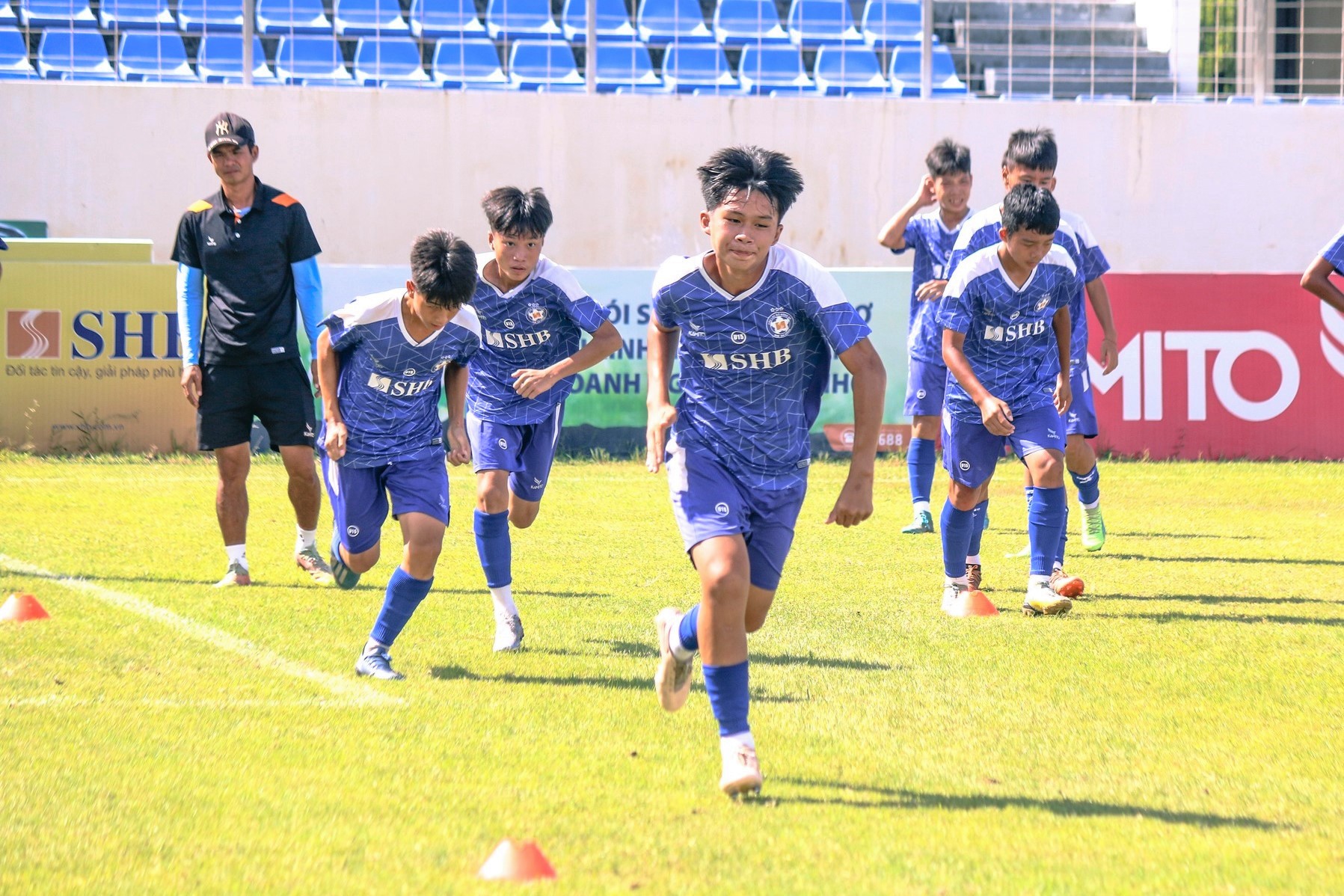 U15 SHB Đà Nẵng nỗ lực tập luyện chuẩn bị tham dự vòng loại giải bóng đá U15 toàn quốc 2023. Ảnh: P.N