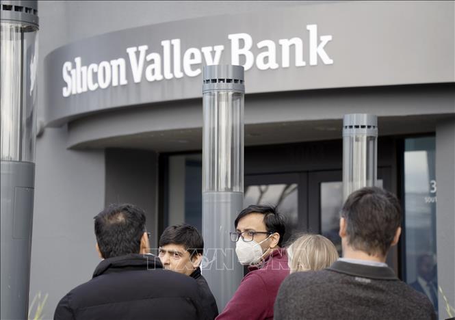 Người dân tập trung bên ngoài trụ sở ngân hàng Silicon Valley Bank (SVB) ở California, Mỹ ngày 13/3/2023. Ảnh: THX/TTXVN