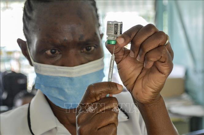 Nhân viên y tế chuẩn bị mũi tiêm vaccine ngừa sốt rét cho trẻ em tại Yala, Kenya. Ảnh tư liệu: AFP/TTXVN