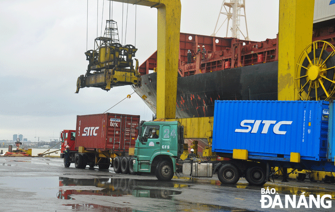 Freight loading and unloading activities at Da Nang’s Tien Sa Port. Photo: T.L